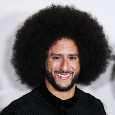Amerikalı sivil haklar savunucusu ve eski futbolcu Colin Kaepernick, 28 Ekim 2021 'de Los Angeles, Kaliforniya' da bulunan Akademi Sinema Müzesi 'nde düzenlenen Netflix' in 'Colin in Siyah ve Beyaz Giyen 