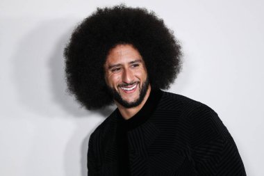 Amerikalı sivil haklar savunucusu ve eski futbolcu Colin Kaepernick, 28 Ekim 2021 'de Los Angeles, Kaliforniya' da bulunan Akademi Sinema Müzesi 'nde düzenlenen Netflix' in 'Colin in Siyah ve Beyaz Giyen 