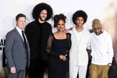 Aktör Nick Offerman, Colin Kaepernick, film yapımcısı Ava Duvernay, aktör Jaden Michael ve senarist Michael Starrbury Netflix 'in' Colin In Black and White 'adlı filminin Los Angeles galasına 28 Ekim 2021' de Los Angeles, Kaliforniya 'da geldiler.