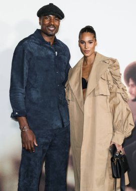 Kongolu profesyonel basketbolcu Serge Ibaka ve model Cindy Bruna, 28 Ekim 2021 'de Los Angeles, Kaliforniya' da bulunan Akademi Sinema Müzesi 'nde düzenlenen Netflix' in 'Colin in Siyah ve Beyaz Giyen 