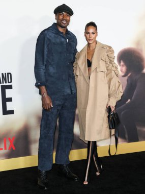 Kongolu profesyonel basketbolcu Serge Ibaka ve model Cindy Bruna, 28 Ekim 2021 'de Los Angeles, Kaliforniya' da bulunan Akademi Sinema Müzesi 'nde düzenlenen Netflix' in 'Colin in Siyah ve Beyaz Giyen 