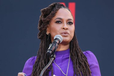 Yönetmen Ava DuVernay, Regina King 'in 28 Ekim 2021' de Hollywood, Los Angeles, Kaliforniya, ABD 'de TCL Çin Tiyatrosu IMAX Forecourt' ta düzenlediği El İzleri ve Ayak İzleri Töreni 'ne katıldı.. 