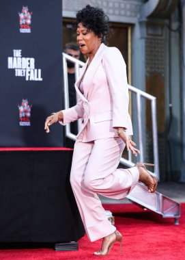 Aktris Regina King, 28 Ekim 2021 'de Hollywood, Los Angeles, Kaliforniya, ABD' deki TCL Çin Tiyatrosu IMAX Forecourt 'ta düzenlenen El İzleri ve Ayak İzleri Töreni' ne katıldı.. 