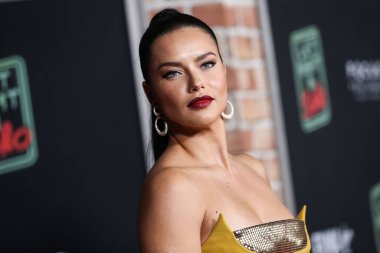 Azzi ve Osta elbisesi giyen Model Adriana Lima, 25 Ekim 2021 'de Los Angeles, Kaliforniya, ABD' deki Akademi Sinema Müzesi 'nde düzenlenen Focus Özelliklerinin Son Gecesi' ne geldi..