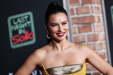 Azzi ve Osta elbisesi giyen Model Adriana Lima, 25 Ekim 2021 'de Los Angeles, Kaliforniya, ABD' deki Akademi Sinema Müzesi 'nde düzenlenen Focus Özelliklerinin Son Gecesi' ne geldi..