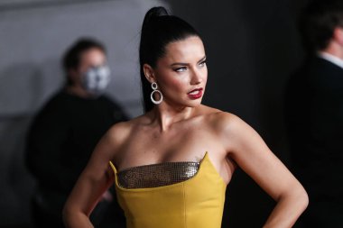 Azzi ve Osta elbisesi giyen Model Adriana Lima, 25 Ekim 2021 'de Los Angeles, Kaliforniya, ABD' deki Akademi Sinema Müzesi 'nde düzenlenen Focus Özelliklerinin Son Gecesi' ne geldi..
