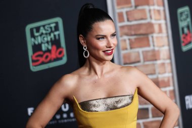 Azzi ve Osta elbisesi giyen Model Adriana Lima, 25 Ekim 2021 'de Los Angeles, Kaliforniya, ABD' deki Akademi Sinema Müzesi 'nde düzenlenen Focus Özelliklerinin Son Gecesi' ne geldi..
