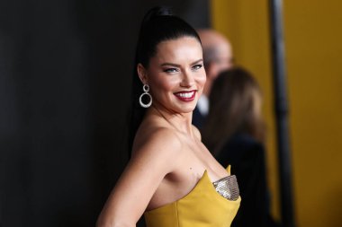 Azzi ve Osta elbisesi giyen Model Adriana Lima, 25 Ekim 2021 'de Los Angeles, Kaliforniya, ABD' deki Akademi Sinema Müzesi 'nde düzenlenen Focus Özelliklerinin Son Gecesi' ne geldi..