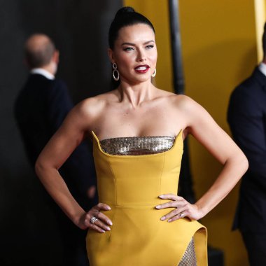 Azzi ve Osta elbisesi giyen Model Adriana Lima, 25 Ekim 2021 'de Los Angeles, Kaliforniya, ABD' deki Akademi Sinema Müzesi 'nde düzenlenen Focus Özelliklerinin Son Gecesi' ne geldi..