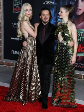 Aktris Anya Taylor-Joy, yönetmen Edgar Wright ve aktris Thomasin McKenzie, 25 Ekim 2021 'de Los Angeles, Kaliforniya, ABD' deki Akademi Sinema Müzesi 'nde düzenlenen Focus Filmleri' nin Los Angeles Premiere 'sine geldiler.