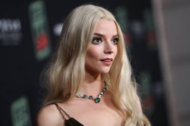Dior elbisesi giyen aktris Anya Taylor-Joy, 25 Ekim 2021 'de Los Angeles, Kaliforniya, ABD' de bulunan Akademi Sinema Müzesi 'nde düzenlenen Focus Features' Last Night In Soho 'nun Los Angeles galasına geldi.. 