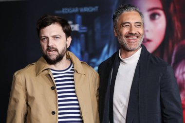 Yazar Iain Morris ve yönetmen Taika Waititi, 25 Ekim 2021 'de Los Angeles, Kaliforniya, ABD' deki Akademi Sinema Müzesi 'nde düzenlenen Focus Filmleri' nin Son Gecesi 'nin Los Angeles galasına geldiler.
