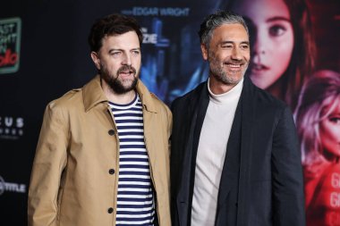Yazar Iain Morris ve yönetmen Taika Waititi, 25 Ekim 2021 'de Los Angeles, Kaliforniya, ABD' deki Akademi Sinema Müzesi 'nde düzenlenen Focus Filmleri' nin Son Gecesi 'nin Los Angeles galasına geldiler.