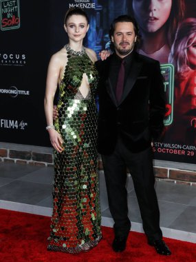 Aktris Thomasin McKenzie ve yönetmen Edgar Wright, 25 Ekim 2021 'de Los Angeles, Kaliforniya, ABD' de bulunan Akademi Sinema Müzesi 'nde düzenlenen Focus Filmleri' nin Son Gecesi 'nin Los Angeles galasına geldiler.