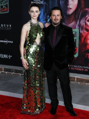 Aktris Thomasin McKenzie ve yönetmen Edgar Wright, 25 Ekim 2021 'de Los Angeles, Kaliforniya, ABD' de bulunan Akademi Sinema Müzesi 'nde düzenlenen Focus Filmleri' nin Son Gecesi 'nin Los Angeles galasına geldiler.