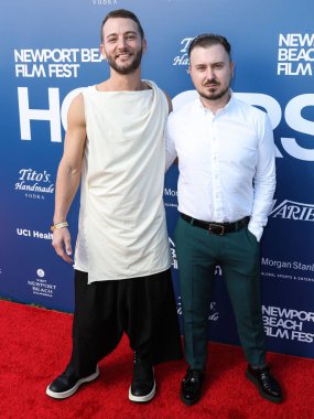 Aktör Gil Bar-Sela ve senarist Aaron Bear, 24 Ekim 2021 'de ABD' nin Kaliforniya eyaletinin Newport Beach şehrinde düzenlenen 22. Newport Beach Film Festivali 'ne geldiler.. 