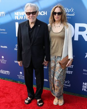 Aktris Gail Kastner ve kocası Harvey Keitel, 24 Ekim 2021 'de ABD' nin Kaliforniya eyaletinin Newport Beach kentinde düzenlenen 22. Newport Beach Film Festivali 'ne geldiler..