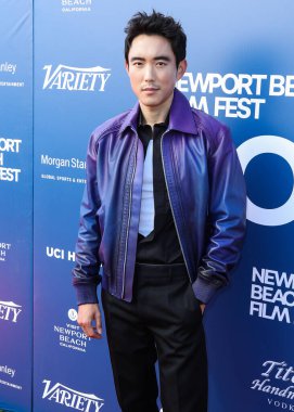 Aktör Justin H. Min, 24 Ekim 2021 'de Newport Beach, Orange County, Kaliforniya, ABD' de düzenlenen Balboa Bay Club and Resort 'ta düzenlenen 22. Geleneksel Newport Sahili Film Festivali - Festival Onurları ve Variety' nin izlenecek 10 Oyuncusu.