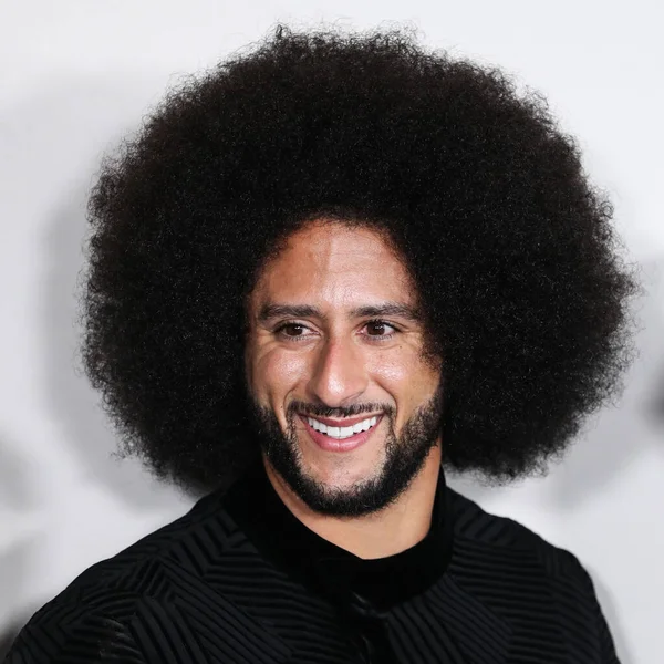 Amerikalı sivil haklar savunucusu ve eski futbolcu Colin Kaepernick, 28 Ekim 2021 'de Los Angeles, Kaliforniya' da bulunan Akademi Sinema Müzesi 'nde düzenlenen Netflix' in 'Colin in Siyah ve Beyaz Giyen 