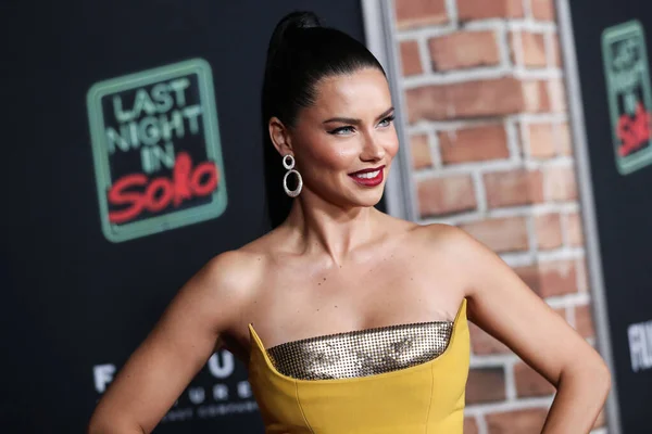 Modelo Adriana Lima Vestindo Vestido Azzi Osta Chega Los Angeles — Fotografia de Stock