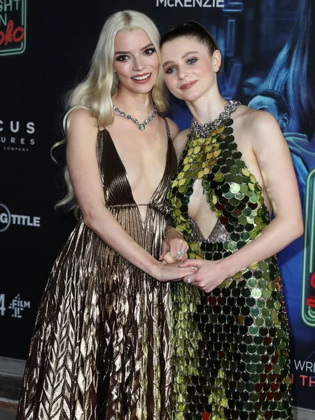 Las Actrices Anya Taylor Joy Thomasin Mckenzie Llegan Estreno Los —  Fotos de Stock