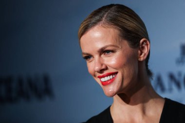 Model / aktris Brooklyn Decker, 23 Ekim 2021 'de Laguna Beach, Orange County, Kaliforniya, ABD' de düzenlenen 14. Geleneksel Oceana Deniz Değişimi Yaz Partisi 'ne geldi.. 