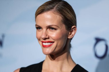 Model / aktris Brooklyn Decker, 23 Ekim 2021 'de Laguna Beach, Orange County, Kaliforniya, ABD' de düzenlenen 14. Geleneksel Oceana Deniz Değişimi Yaz Partisi 'ne geldi.. 
