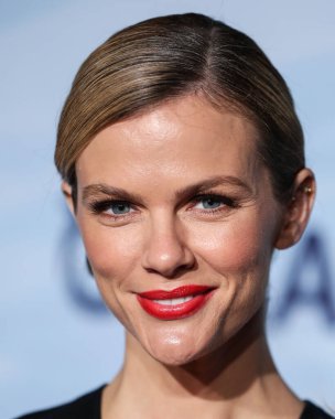 Model / aktris Brooklyn Decker, 23 Ekim 2021 'de Laguna Beach, Orange County, Kaliforniya, ABD' de düzenlenen 14. Geleneksel Oceana Deniz Değişimi Yaz Partisi 'ne geldi..