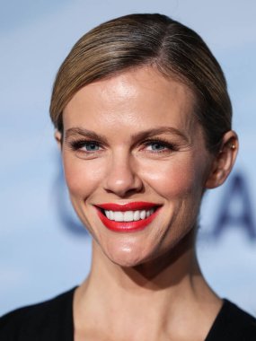 Model / aktris Brooklyn Decker, 23 Ekim 2021 'de Laguna Beach, Orange County, Kaliforniya, ABD' de düzenlenen 14. Geleneksel Oceana Deniz Değişimi Yaz Partisi 'ne geldi..