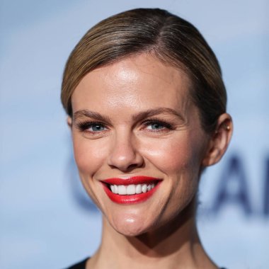Model / aktris Brooklyn Decker, 23 Ekim 2021 'de Laguna Beach, Orange County, Kaliforniya, ABD' de düzenlenen 14. Geleneksel Oceana Deniz Değişimi Yaz Partisi 'ne geldi.. 