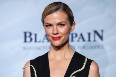 Model / aktris Brooklyn Decker, 23 Ekim 2021 'de Laguna Beach, Orange County, Kaliforniya, ABD' de düzenlenen 14. Geleneksel Oceana Deniz Değişimi Yaz Partisi 'ne geldi..
