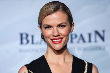 Model / aktris Brooklyn Decker, 23 Ekim 2021 'de Laguna Beach, Orange County, Kaliforniya, ABD' de düzenlenen 14. Geleneksel Oceana Deniz Değişimi Yaz Partisi 'ne geldi.. 