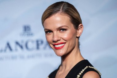 Model / aktris Brooklyn Decker, 23 Ekim 2021 'de Laguna Beach, Orange County, Kaliforniya, ABD' de düzenlenen 14. Geleneksel Oceana Deniz Değişimi Yaz Partisi 'ne geldi.