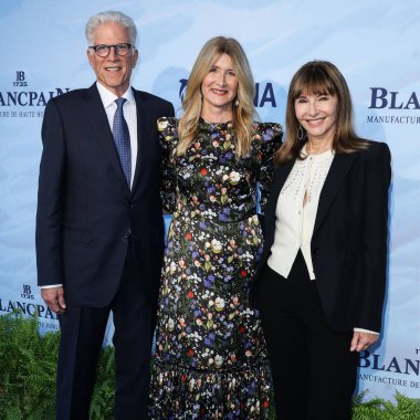 Aktör Ted Danson, aktris Laura Dern ve aktris Mary Steenburgen, 23 Ekim 2021 'de Laguna Beach, Orange County, Kaliforniya, ABD' de düzenlenen 14. Geleneksel Oceana Deniz Değişimi Yaz Partisi 'ne geldiler..
