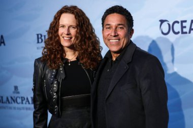 Aktris Ursula Whittaker ve kocası / aktörü Oscar Nunez, 23 Ekim 2021 'de Laguna Beach, Orange County, Kaliforniya, ABD' de düzenlenen 14. Yıllık Oceana Deniz Değişimi Yaz Partisi 'ne geldiler..
