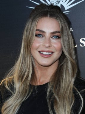 Dansçı Julianne Hough 21 Ekim 2021 'de Los Angeles, Kaliforniya, ABD' de 8175 Melrose Bulvarı 'nda Casa Del Sol Tekila tarafından sunulan Brian Bowen Smith' in Sürücü Kitapları ve Galerisi 'ne geldi.. 