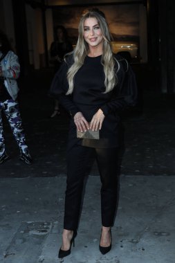 Dansçı Julianne Hough 21 Ekim 2021 'de Los Angeles, Kaliforniya, ABD' de 8175 Melrose Bulvarı 'nda Casa Del Sol Tekila tarafından sunulan Brian Bowen Smith' in Sürücü Kitapları ve Galerisi 'ne geldi.. 