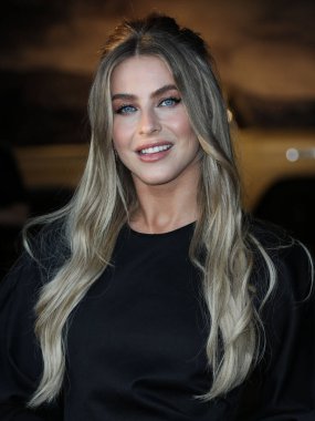 Dansçı Julianne Hough 21 Ekim 2021 'de Los Angeles, Kaliforniya, ABD' de 8175 Melrose Bulvarı 'nda Casa Del Sol Tekila tarafından sunulan Brian Bowen Smith' in Sürücü Kitapları ve Galerisi 'ne geldi.. 