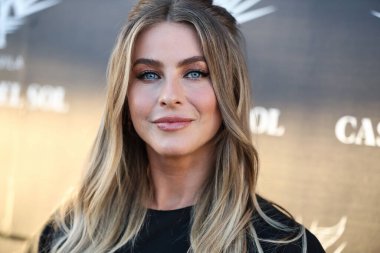 Dansçı Julianne Hough 21 Ekim 2021 'de Los Angeles, Kaliforniya, ABD' de 8175 Melrose Bulvarı 'nda Casa Del Sol Tekila tarafından sunulan Brian Bowen Smith' in Sürücü Kitapları ve Galerisi 'ne geldi.. 