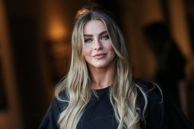Dansçı Julianne Hough 21 Ekim 2021 'de Los Angeles, Kaliforniya, ABD' de 8175 Melrose Bulvarı 'nda Casa Del Sol Tekila tarafından sunulan Brian Bowen Smith' in Sürücü Kitapları ve Galerisi 'ne geldi.. 