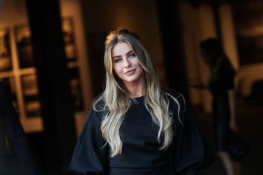 Dansçı Julianne Hough 21 Ekim 2021 'de Los Angeles, Kaliforniya, ABD' de 8175 Melrose Bulvarı 'nda Casa Del Sol Tekila tarafından sunulan Brian Bowen Smith' in Sürücü Kitapları ve Galerisi 'ne geldi.. 