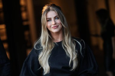 Dansçı Julianne Hough 21 Ekim 2021 'de Los Angeles, Kaliforniya, ABD' de 8175 Melrose Bulvarı 'nda Casa Del Sol Tekila tarafından sunulan Brian Bowen Smith' in Sürücü Kitapları ve Galerisi 'ne geldi.. 