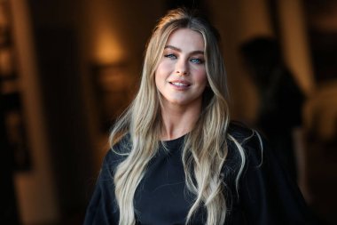 Dansçı Julianne Hough 21 Ekim 2021 'de Los Angeles, Kaliforniya, ABD' de 8175 Melrose Bulvarı 'nda Casa Del Sol Tekila tarafından sunulan Brian Bowen Smith' in Sürücü Kitapları ve Galerisi 'ne geldi.. 