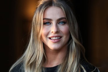 Dansçı Julianne Hough 21 Ekim 2021 'de Los Angeles, Kaliforniya, ABD' de 8175 Melrose Bulvarı 'nda Casa Del Sol Tekila tarafından sunulan Brian Bowen Smith' in Sürücü Kitapları ve Galerisi 'ne geldi.. 