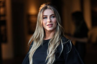 Dansçı Julianne Hough 21 Ekim 2021 'de Los Angeles, Kaliforniya, ABD' de 8175 Melrose Bulvarı 'nda Casa Del Sol Tekila tarafından sunulan Brian Bowen Smith' in Sürücü Kitapları ve Galerisi 'ne geldi.. 