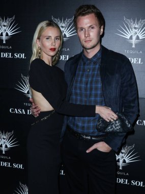 Socialite Tessa June Grafin von Walderdorff Hilton ve kocası Barron Hilton II, 21 Ekim 2021 'de Los Angeles' ta 8175 Melrose Bulvarı 'nda Casa Del Sol Tekila tarafından sunulan Brian Bowen Smith' in Sürücü Kitabı ve Galerisi 'ne geldiler.