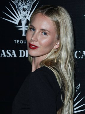 Emlakçı / sosyete üyesi Tessa June Grafin von Walderdorff Hilton, 21 Ekim 2021 'de Los Angeles, ABD' de 8175 Melrose Bulvarı 'nda düzenlenen Casa Del Sol Tekila tarafından sunulan Brian Bowen Smith' in Sürücü Kitabı Fırlatması ve Galerisi 'ne geldi.