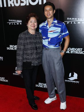 Aktör Harry Shum Jr. ve annesi, 19 Ekim 2021 'de Westwood, Los Angeles, Kaliforniya, ABD' de düzenlenen IPIC Westwood Tiyatrosu 'nda düzenlenen 