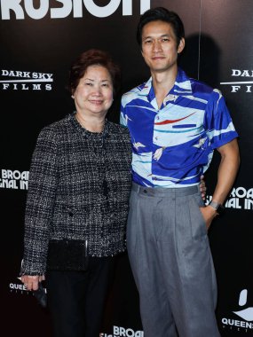 Aktör Harry Shum Jr. ve annesi, 19 Ekim 2021 'de Westwood, Los Angeles, Kaliforniya, ABD' de düzenlenen IPIC Westwood Tiyatrosu 'nda düzenlenen 