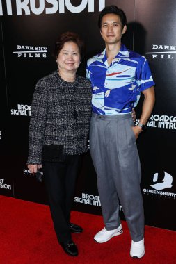 Aktör Harry Shum Jr. ve annesi, 19 Ekim 2021 'de Westwood, Los Angeles, Kaliforniya, ABD' de düzenlenen IPIC Westwood Tiyatrosu 'nda düzenlenen 